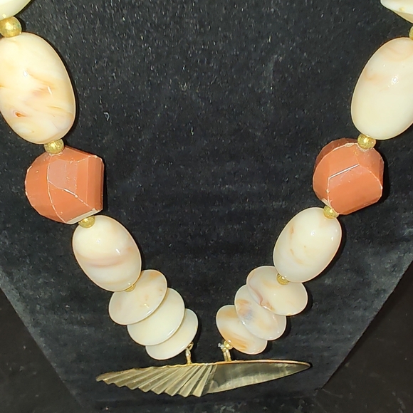 Vintage Statement polished stone, acrylic and metal necklace - Picture 6 of 7
